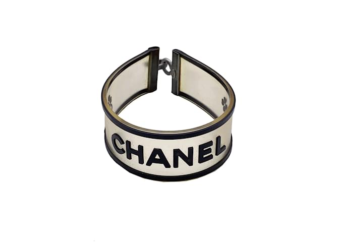 Chanel bracelet quadrilobe vintage avec logo en caoutchouc clair et noir Plastique  ref.1193223