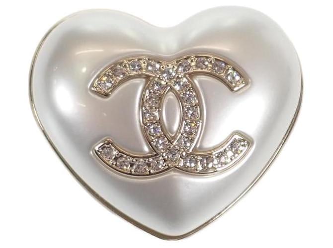 Chanel Spilla cuore CC AB7006 Bianco Metallo  ref.1193256