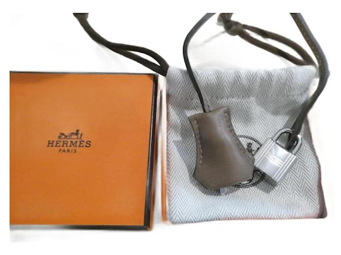 Clochette , neuer Hermès-Reißverschluss und Vorhängeschloss für Hermès-Staubbeutelbox Olivgrün Stahl  ref.1193741
