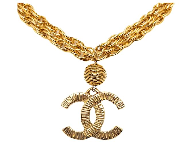 Gold Chanel CC Pendant Necklace Golden Metal  ref.1195202