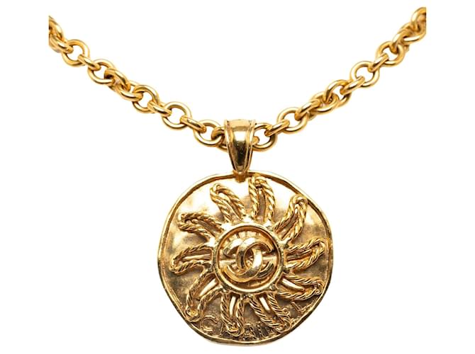 Goldene Chanel CC Sonnenmedaillon-Anhänger-Halskette Metall  ref.1195217