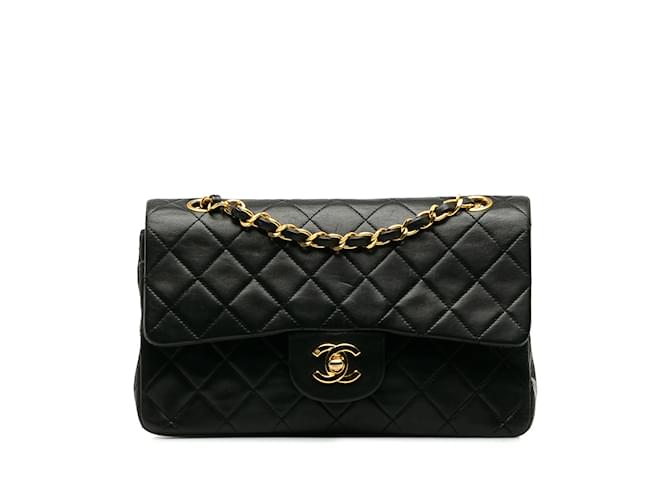 Bolsa Chanel pequena clássica preta com aba forrada de pele de cordeiro Preto Couro  ref.1195261