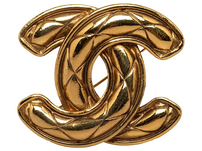 Chanel Gold CC gesteppte Brosche Golden Metall Vergoldet  ref.1196478
