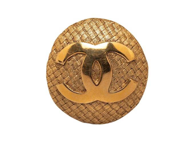 Chanel Spilla rotonda trapuntata CC D'oro Metallo  ref.1196674