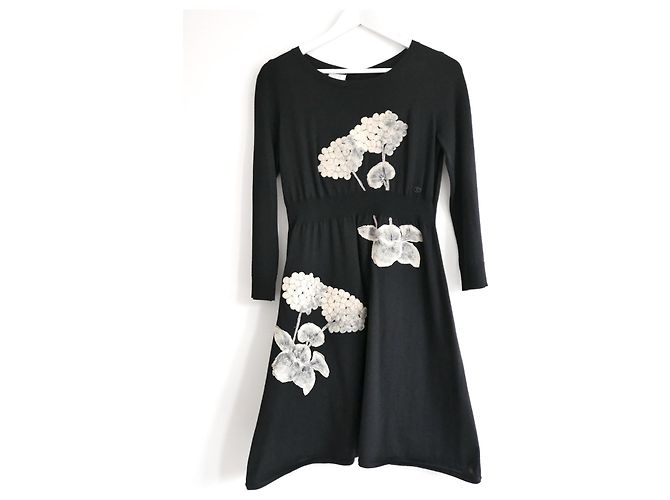 Chanel 2007 Kaschmirkleid mit Blumenapplikation Schwarz