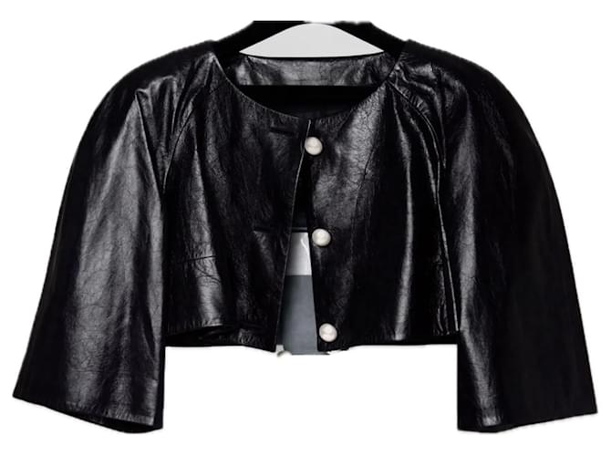 Chanel Nuevo CC Chaqueta corta de cuero negra con botones perlados Negro  ref.1197280