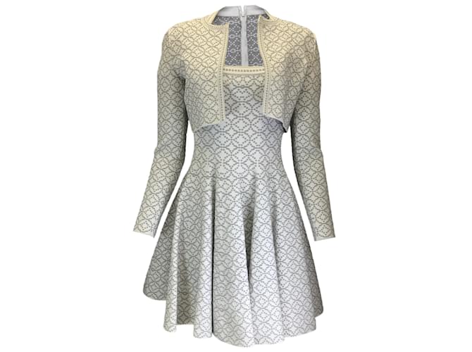 Autre Marque Alaia White / Zweiteiliges Set aus kurz geschnittener Bolero-Jacke und Kleid aus silberfarbenem Metallic-Strick Weiß Viskose  ref.1197407