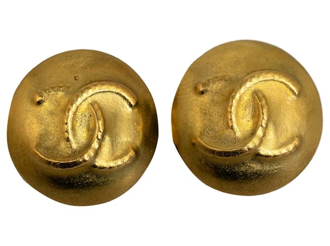 Chanel Gold CC Clip On Earrings Golden Metal Gold-plated  ref.1198084