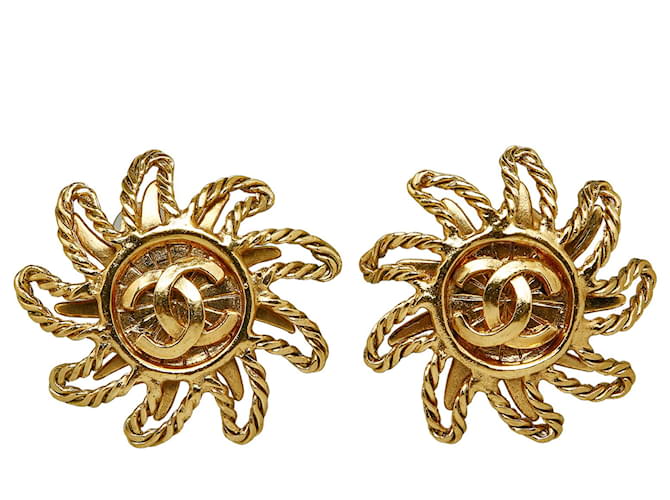 Boucles d'oreilles à clip CC Sun dorées Chanel Métal Plaqué or  ref.1198092