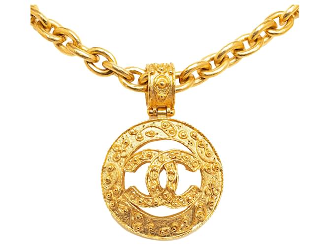 Chanel Gold CC Halskette mit rundem Anhänger Golden Metall Vergoldet  ref.1198096