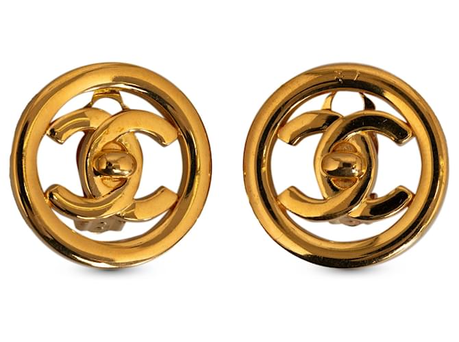 Boucles d'oreilles à clip Chanel Gold CC Turn Lock Métal Plaqué or Doré  ref.1198110