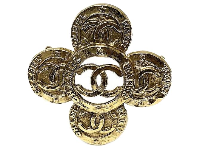 Chanel Broche com moldura de flor CC Dourado Metal  ref.1198225