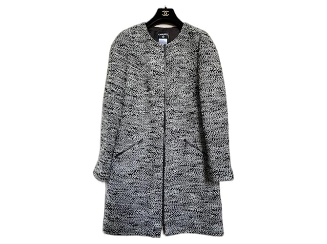 Chanel Abrigo de tweed Negro Blanco Seda  ref.1199440