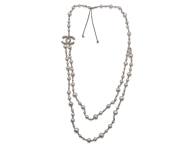 Chanel Collar largo forrado de perlas artificiales con logotipo CC Dorado Metal  ref.1199478