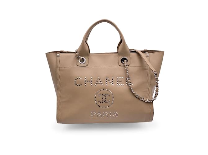 Chanel Beigefarbene Deauville Tote-Umhängetasche aus Kaviarleder mit Nieten  ref.1199479