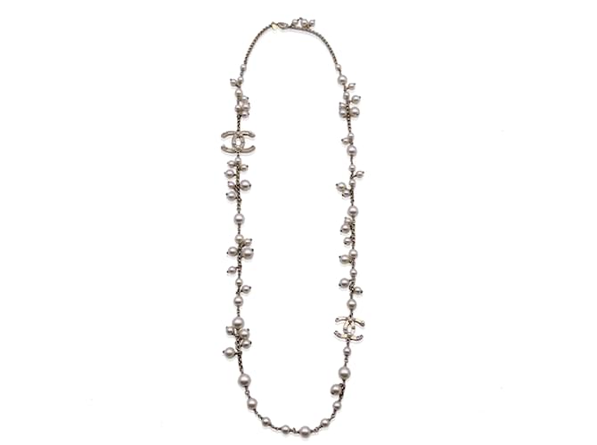 Chanel Collana lunga con catena in metallo color oro chiaro, perle e logo CC D'oro  ref.1199481