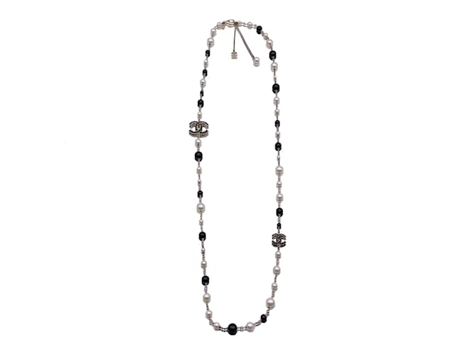 Chanel Lange Halskette aus goldenem Metall mit CC-Logos und schwarzen und weißen Perlen  ref.1199486