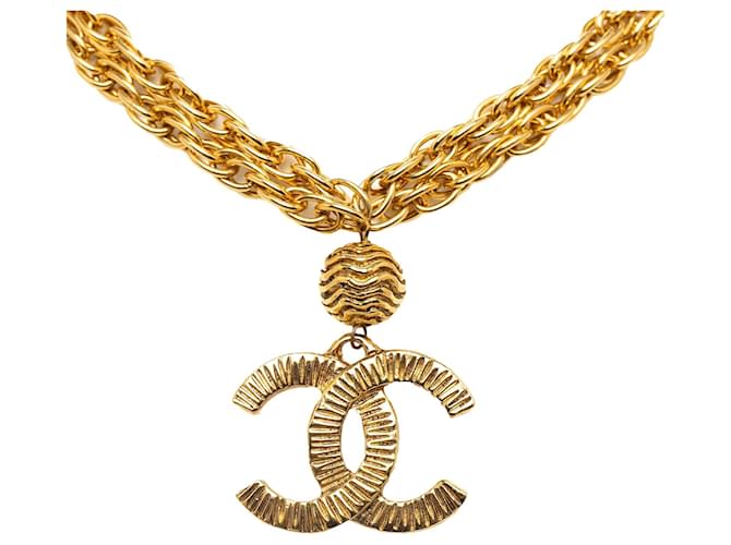 Colar de Pingente Chanel Gold CC Dourado Metal Banhado a ouro  ref.1199660