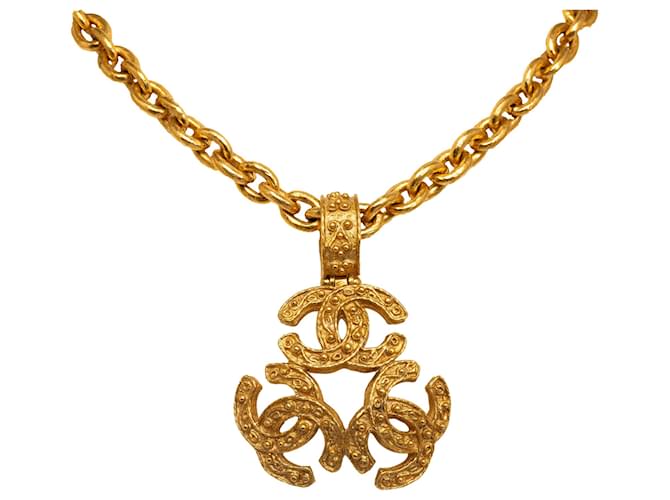 Collier pendentif triple CC en or Chanel Métal Plaqué or Doré  ref.1199716