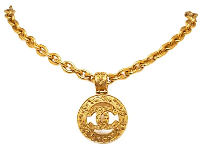 Chanel Gold CC Halskette mit rundem Anhänger Golden Metall Vergoldet  ref.1199729