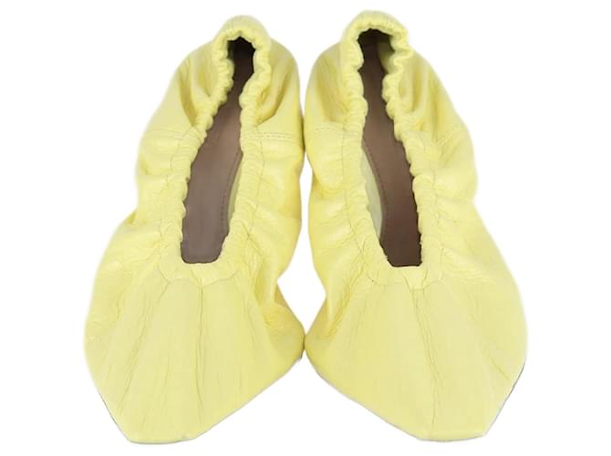 Bottega Veneta Zapatos de tacón almendrados de plexiglás con purpurina amarilla Amarillo Cuero  ref.1200465