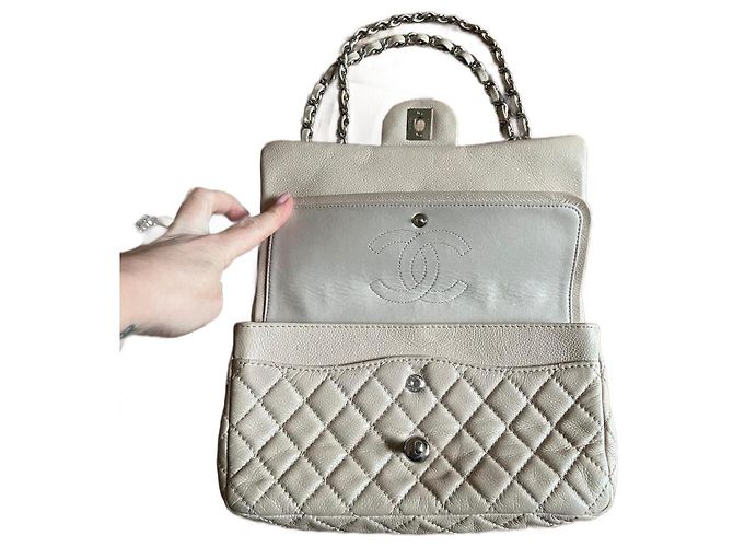 Bolsa Chanel de couro bege