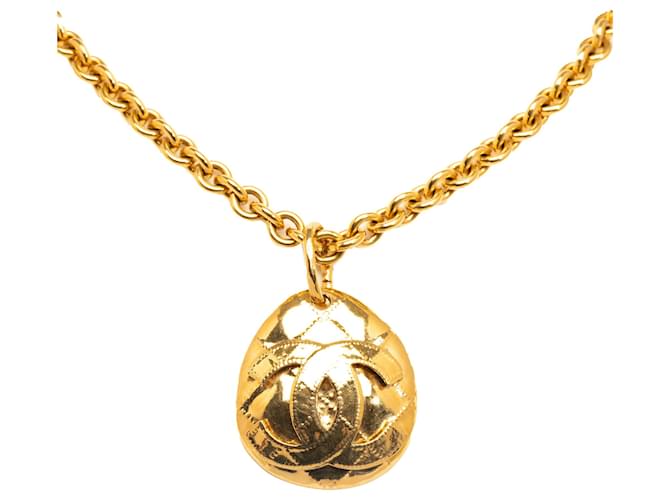 Colar com pingente redondo de ouro CC Chanel Dourado Metal Banhado a ouro  ref.1200674