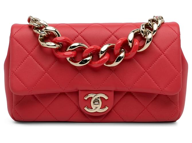 Solapa de cadena de resina bicolor de piel de cordero acolchada roja Chanel Cuero  ref.1201054