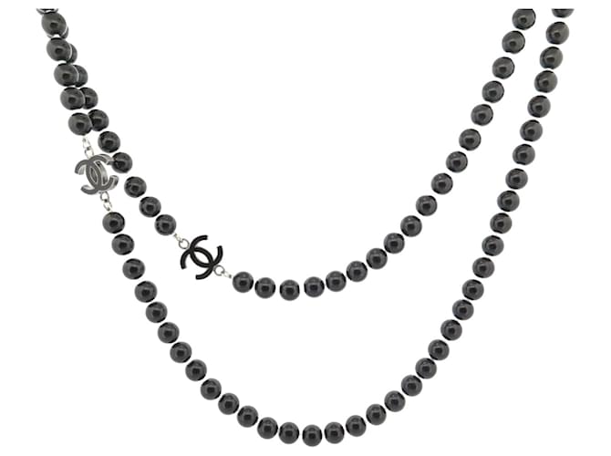 CHANEL-HALSKETTE SCHWARZE PERLEN & SILBERNE CC-LOGO-HALSKETTE 200 Perlenkette Metall  ref.1201430