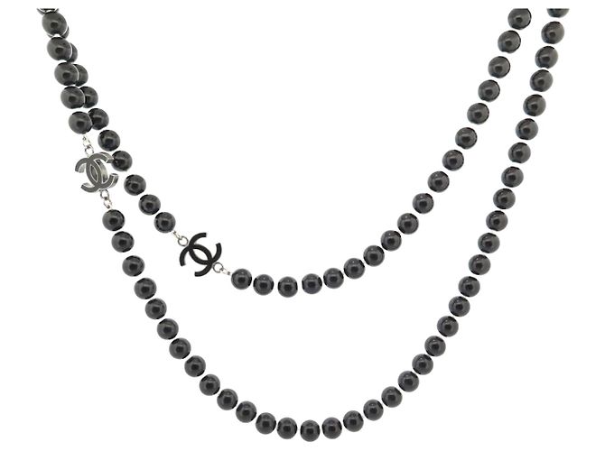 CHANEL-HALSKETTE SCHWARZE PERLEN & SILBERNE CC-LOGO-HALSKETTE 200 Perlenkette