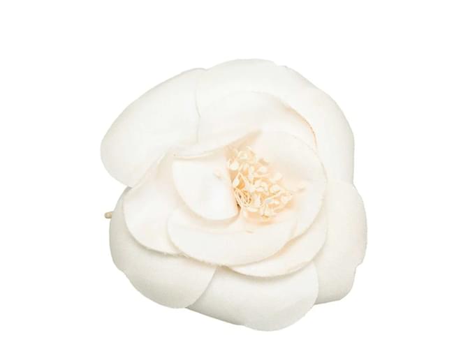 Accessoire capillaire en toile Chanel Camélia Corsage en très bon état Blanc  ref.1201517