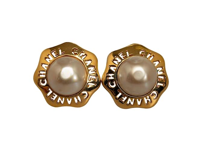 Chanel Boucles d'oreilles à clip CC avec logo en fausses perles Métal Doré  ref.1201524