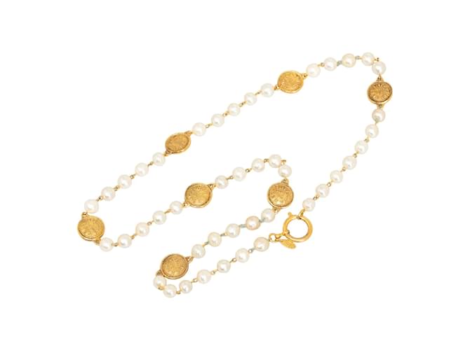 Chanel Colar de cordão com medalhão Faux Pearl CC Dourado Metal  ref.1201525