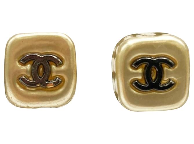 Timeless Chanel Logo CC Dourado Metal  ref.1202486