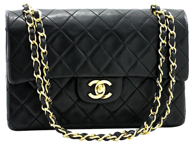 Chanel Schwarze Farbe 1986 Kleine klassische gefütterte Überschlagtasche Lammfell  ref.1202609