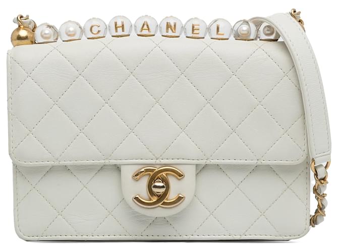 Chanel White Medium Chic Pearls Lammfellklappe Weiß Leder  ref.1204046