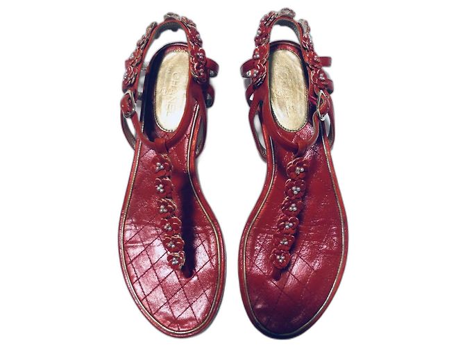 Chanel CC Thong Camelia Sandalen Rot