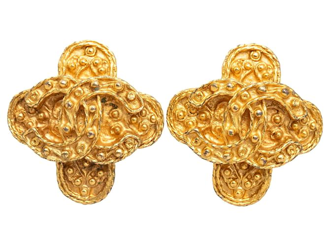 Chanel Gold CC Clip On Earrings Golden Metal Gold-plated  ref.1205552