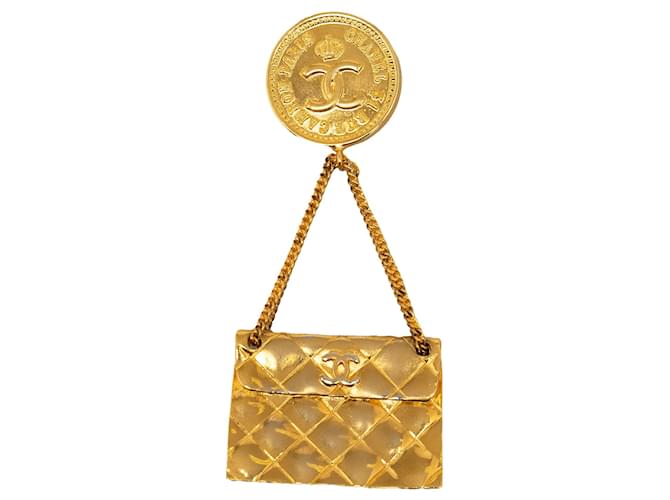 Chanel Gold CC Medaillon Klappenbrosche Golden Metall Vergoldet  ref.1205566