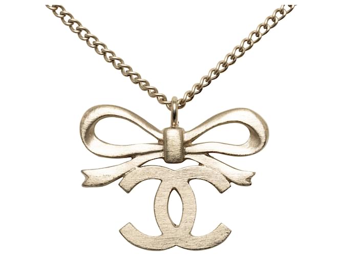 Collier pendentif ruban CC argenté Chanel Métal  ref.1205569