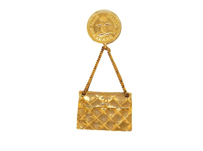 Broche Medalha Vintage Chanel Coco Swing Matelassé Marca Coco em Muito Bom Estado Dourado Metal  ref.1205737