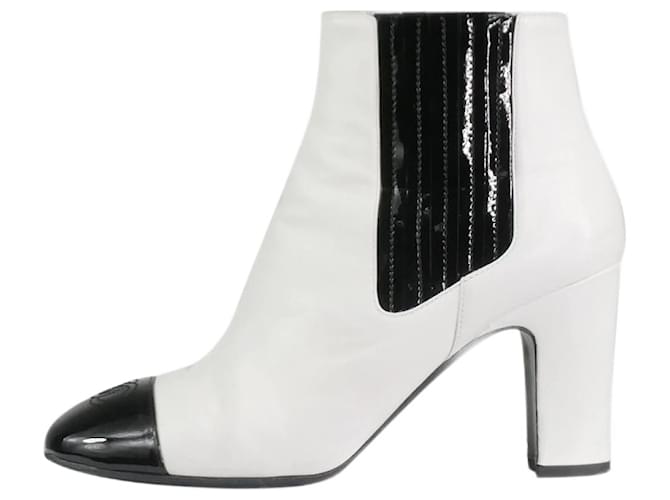 Chanel Botins de couro branco - tamanho UE 38  ref.1166300