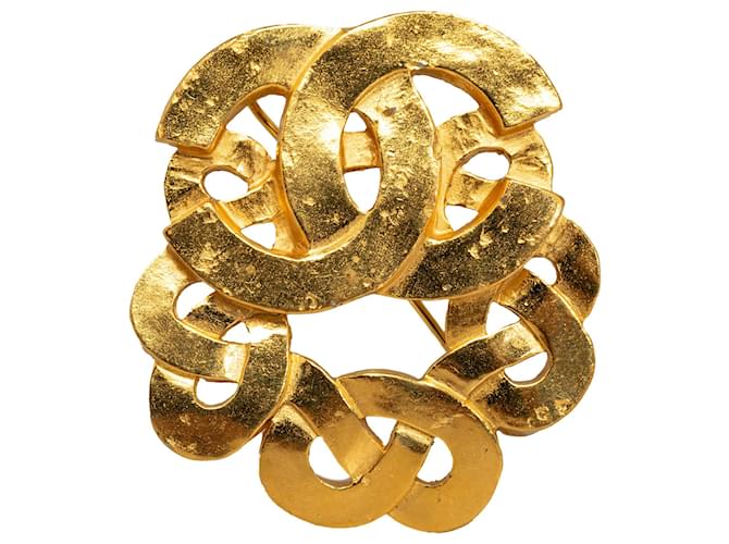 Broche Chanel Oro CC Dorado Metal Chapado en oro  ref.1191305
