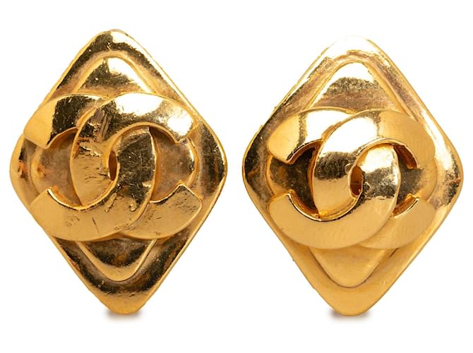 Boucles d'oreilles à clip CC en or Chanel Métal Plaqué or Doré  ref.1200683