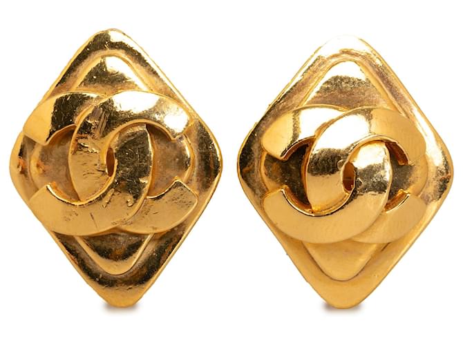 Chanel Gold CC Clip On Earrings Golden Metal Gold-plated  ref.1200683