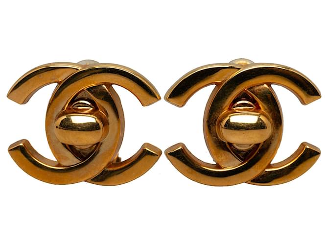 Boucles d'oreilles à clip Chanel Gold CC Turn Lock Métal Plaqué or Doré  ref.1207045