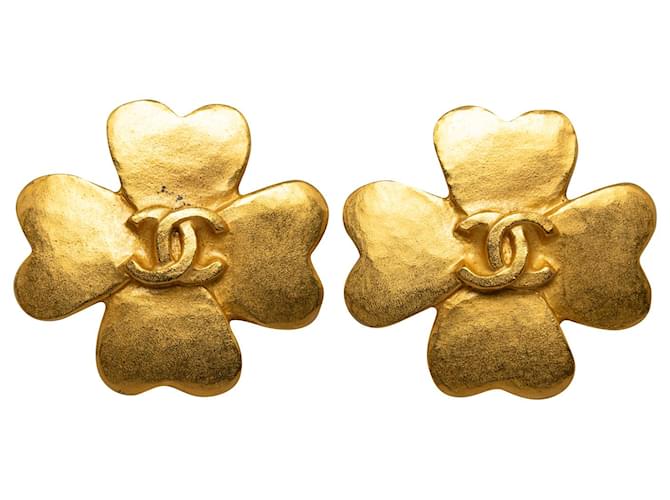 Clipe de trevo Chanel Gold CC em brincos Dourado Metal Banhado a ouro  ref.1207105