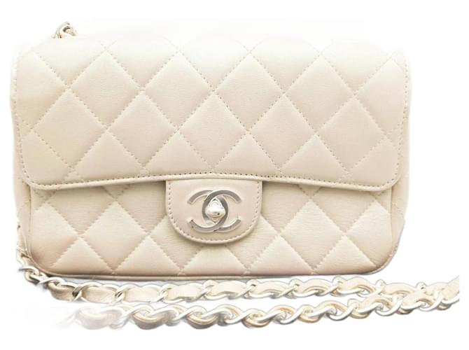 Chanel 19 Bolsa Chanel Mini Flap CC acolchoada em pele de cordeiro perolada iridescente marfim Branco Couro  ref.1207155