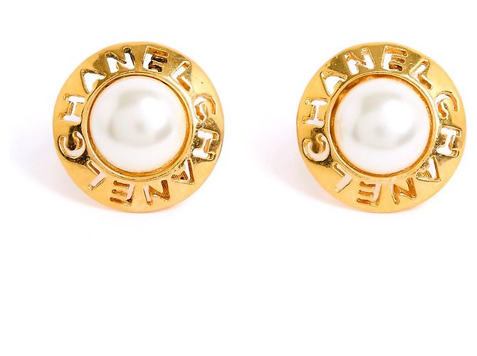Brincos Chanel de metal dourado com pérola ecru