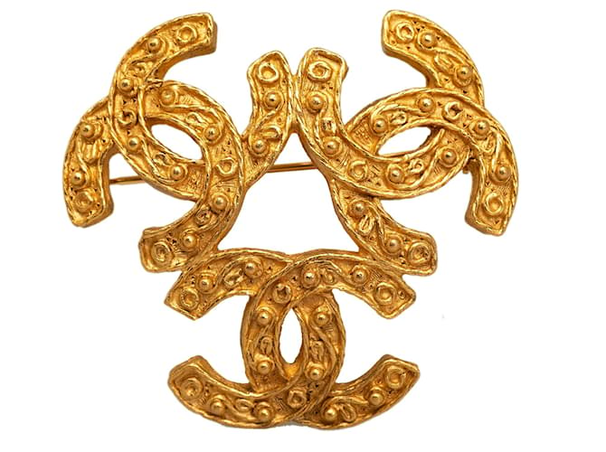 Chanel Gold Triple CC Brooch Golden Metal Gold-plated  ref.1208473